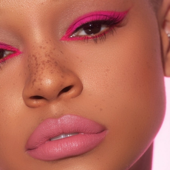 KYLIE BIRTHDAY SIPPING PRETTY PALETTE. - Picture 8 of 10